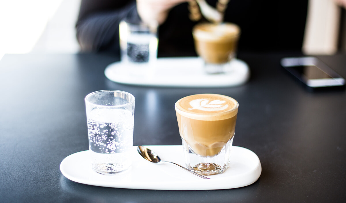 Il bar della piazza a Lavenone: pagano loro, ma decidono tutto loro