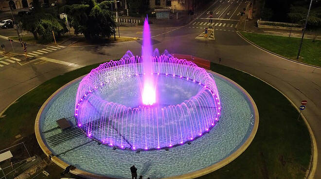 Luci fucsia in piazza: bella la fontana, ma chi ci cura davvero?