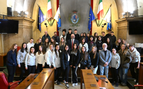 Studenti spagnoli in Loggia: belle parole, ma chi pensa alle nostre scuole?