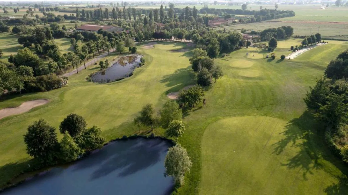 Golf e beneficenza a Salò: ma chi sono i "bisognosi" di oggi?