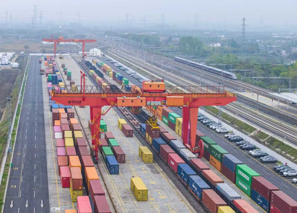 Cina a razzo: miliardi che volano e noi che restiamo a guardare