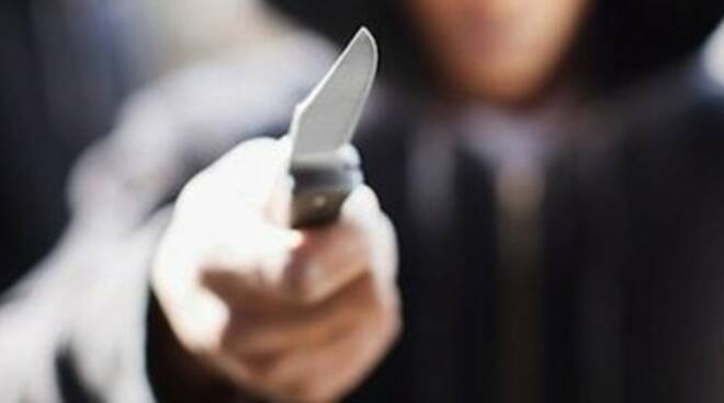 Coltello al collo in via Lamarmora: quante denunce servono per salvare una donna?