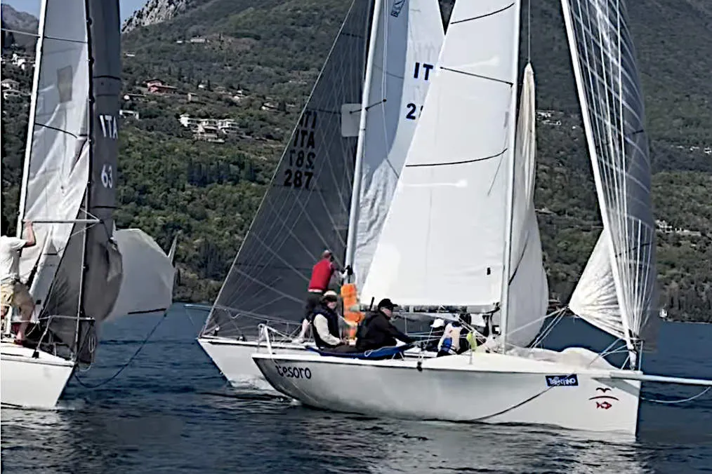 Vele di lusso sul Garda: chi vince davvero mentre noi guardiamo da riva?